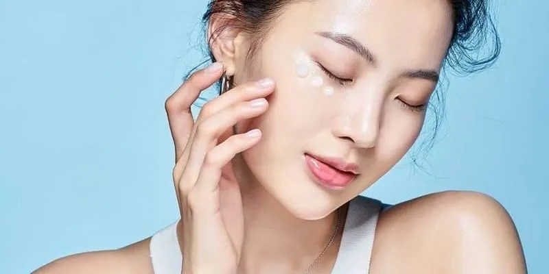 Chăm sóc da bằng cách bôi kem chống nắng