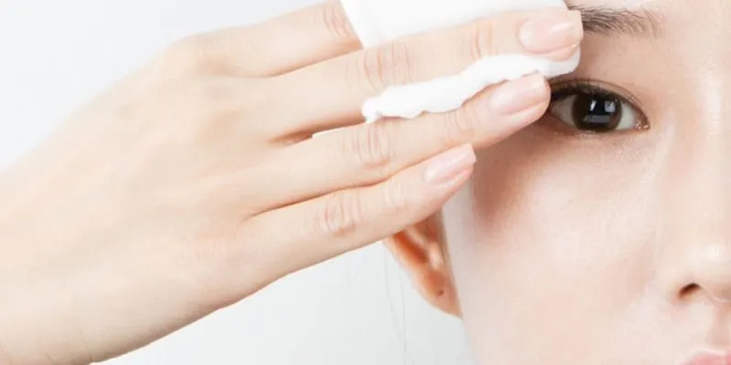Làm sạch mắt trước khi trang điểm