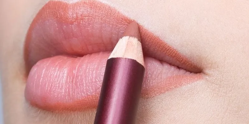 Cách Trang Điểm Cho Môi Dày: Sử dụng chì kẻ môi
