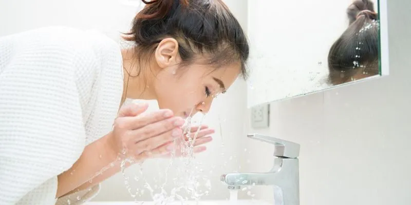 Rửa mặt để chăm sóc da